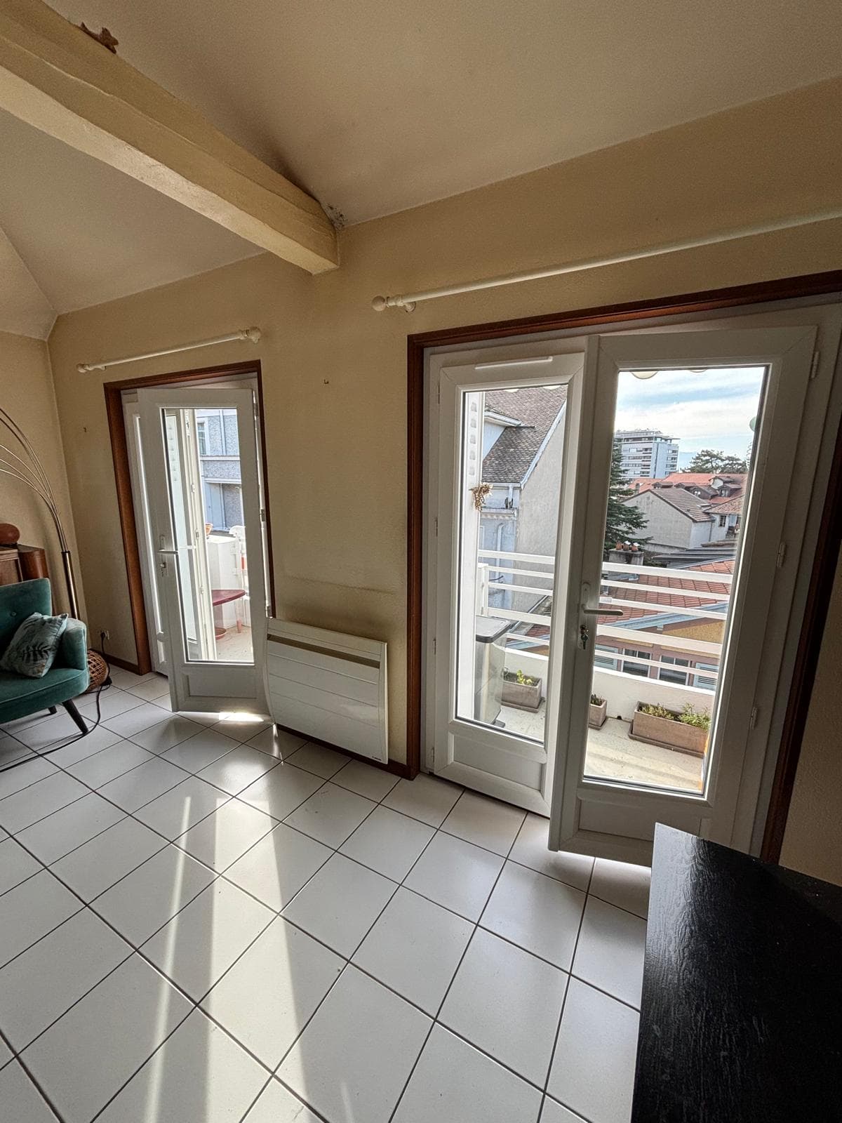 Artisan Lagrace Fermeture en train de poser une fenêtre avec volet roulant